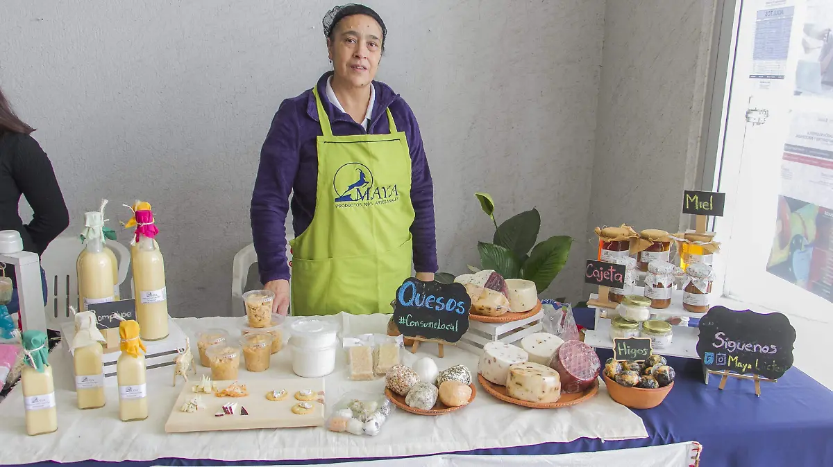 Deliciosos quesos ofrecen en el Mercadito UAQ de los jueves. Foto César Ortiz. El Sol de San Juan del Río.